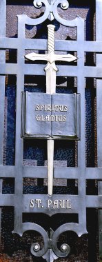 St. paul semboller - kılıç ve book.saint paul o kilisenin bir işkenceci çünkü ona atanmış kılıç vardır. kitap onun dönüştürmenin en büyük rahip kilise simgesidir