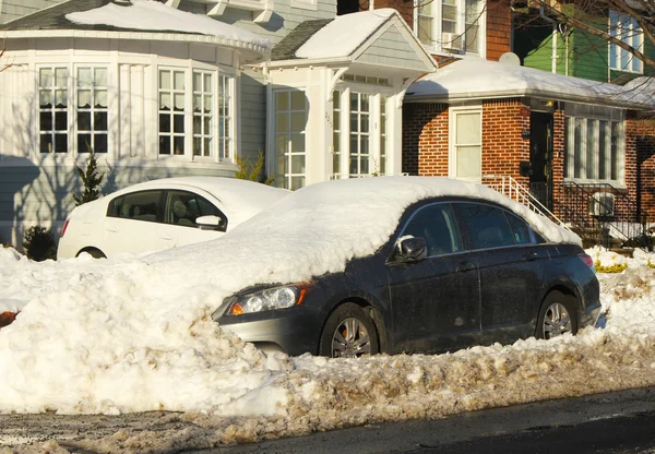 Auto sotto la neve a Brooklyn, New York dopo la massiccia tempesta di neve Nemo colpisce Nord-Est — Foto Stock