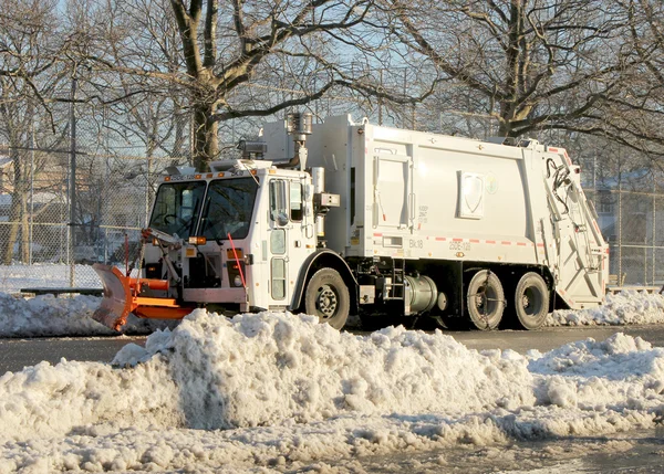 New York Department of Sanitation cleaning streets in Brooklyn, NY — Stock Photo, Image
