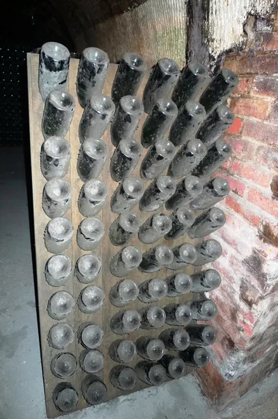 Botellas de champán almacenadas en la bodega Moet Chandon durante el acertijo — Foto de Stock