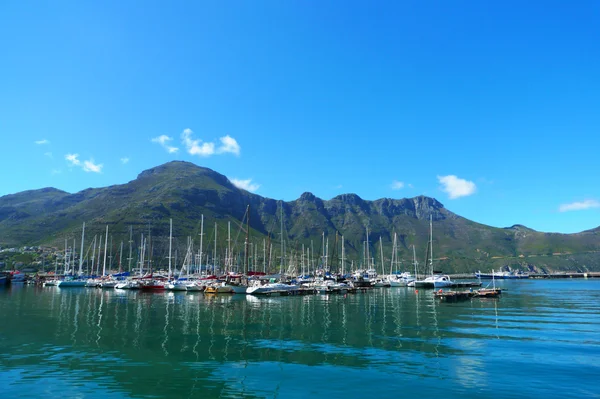 Der Wächter-Gipfel am Hafen von Hout Bay in der Nähe von Kapstadt, Südafrika — Stockfoto