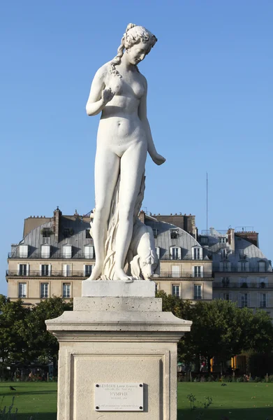 由埃德蒙 · 莱韦克在杜乐丽花园，巴黎的女神的雕像 — 图库照片