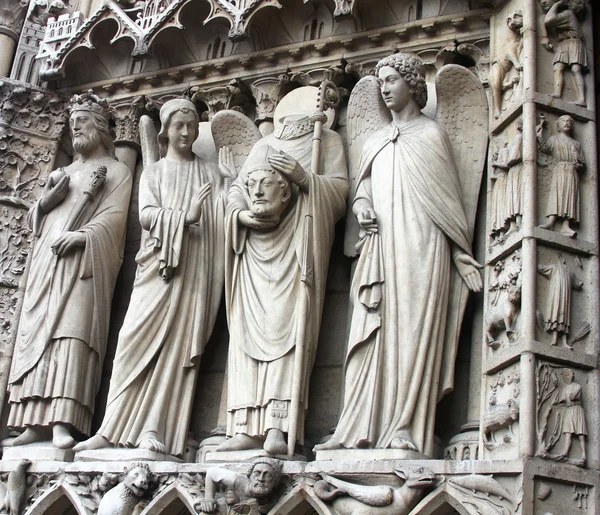 St Denis Decapitado visto no lado esquerdo da entrada principal da Catedral de Notre Dame — Fotografia de Stock