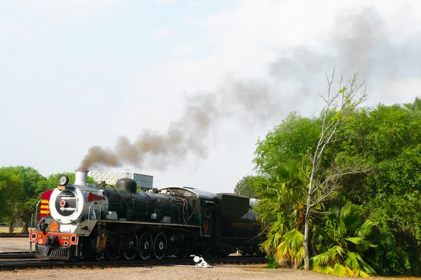 Stolz auf afrika dampfzug vor abfahrt vom hauptstadtpark station in pretoria — Stockfoto