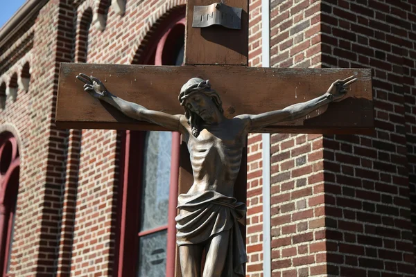 青銅色の彫像のイエス ・ キリストの十字架 — ストック写真