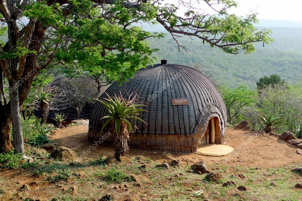 Isangoma casa em Shakaland Zulu Village na província de Kwazulu Natal, África do Sul