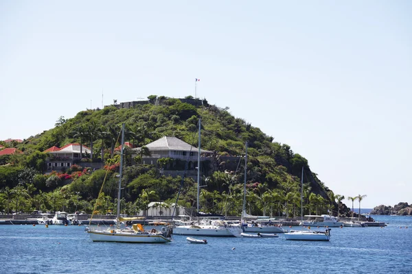 Fort gustav med utsikt över gustavia hamnen i st barths — Stockfoto