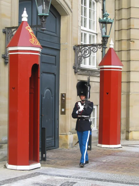 Koninklijke Garde bewaken amalienborg kasteel in Kopenhagen, Denemarken — Stockfoto