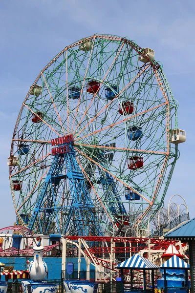 Wonder Wheel au parc d'attractions de Coney Island — Photo