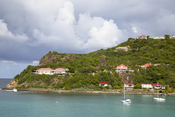 Dyra villor och båtar på st. jean bay i st barths — Stockfoto