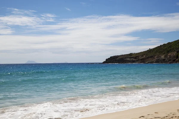 Salzstrand bei St. Barths, Französisch-Westindien mit Blick auf die Inseln St. Eustatius und Saba — Stockfoto