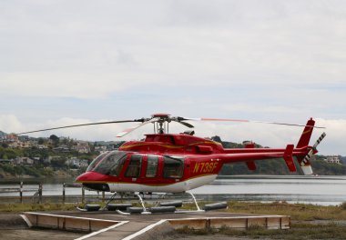 Helikopter Bell 407 turist ile san francisco Körfezi üzerinde uçmaya hazır