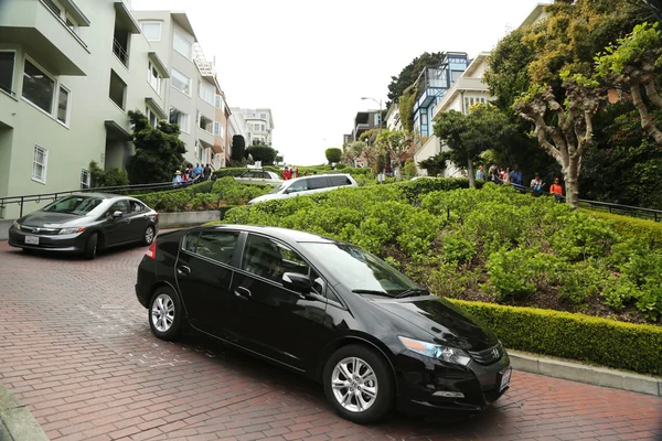 Cars moving downhill on Lombard Street in San Francisco — Stock Photo, Image