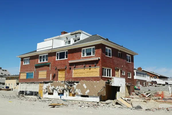 Zniszczone domki na terenie zdewastowanego sześć miesięcy po huraganie piaszczyste — Zdjęcie stockowe