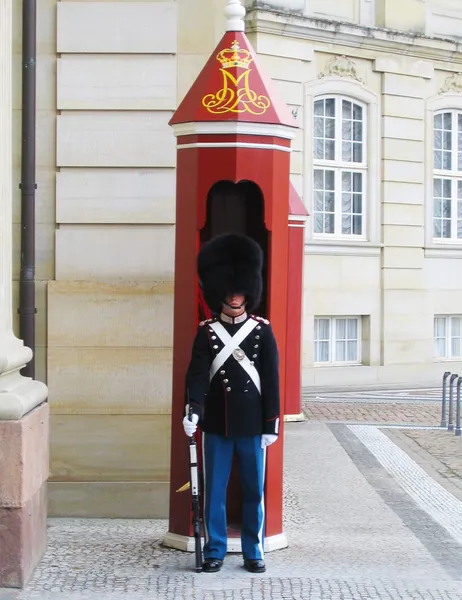 Guardia Real que vigila el Castillo de Amalienborg en Copenhague, Dinamarca —  Fotos de Stock