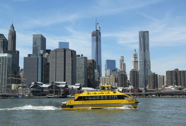 New york city watertaxi met nyc skyline gezien vanaf de brooklyn bridge park — Stockfoto