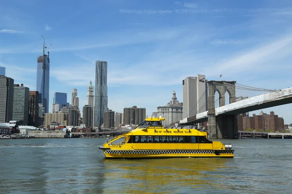 New York City Water Taxi with NYC skyline and Brooklyn Bridge seen from Brooklyn Bridge Park — Stock Photo, Image