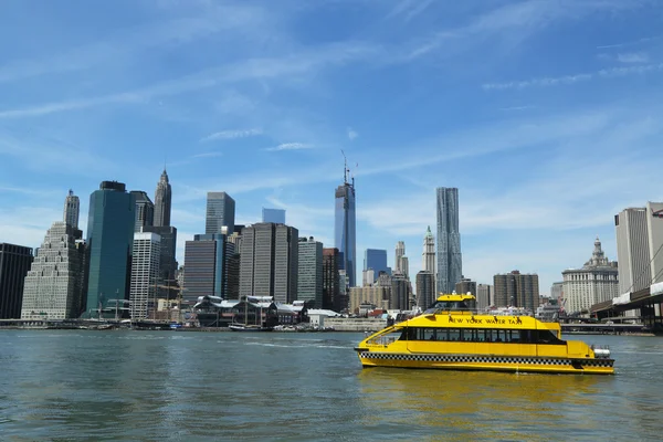 Taxi acuático de Nueva York con horizonte de Nueva York visto desde Brooklyn Bridge Park — Foto de Stock