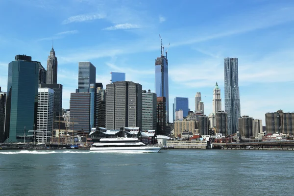 Seastreak trajekt jede v dolním Manhattanu — Stock fotografie