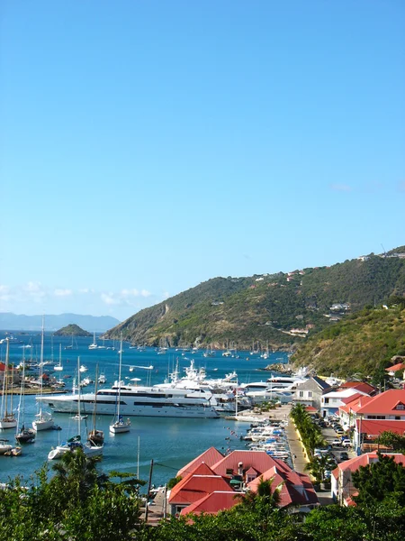 Widok na port gustavia mega jachty w st barts — Zdjęcie stockowe