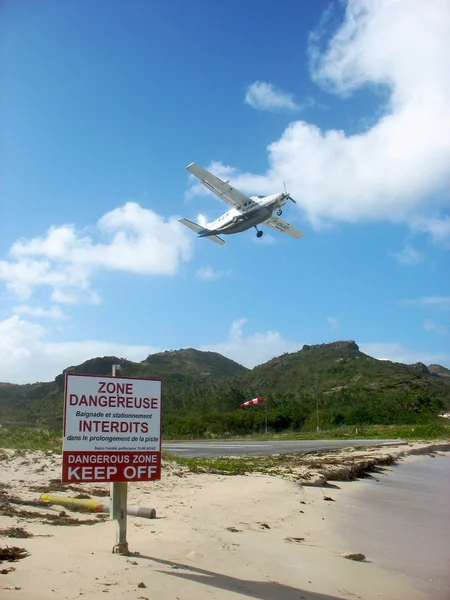 Невеликий літак, знімаючи з аеропорту St Barths — стокове фото