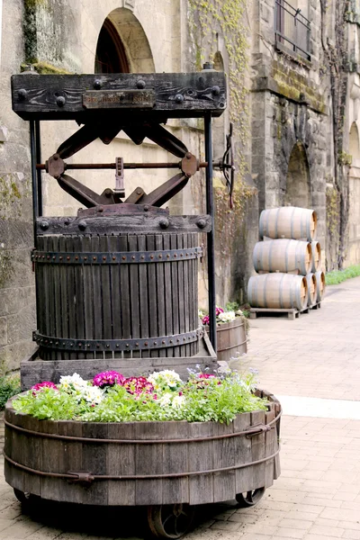 Old wine press and barrels at the vineyard — Stock Photo, Image