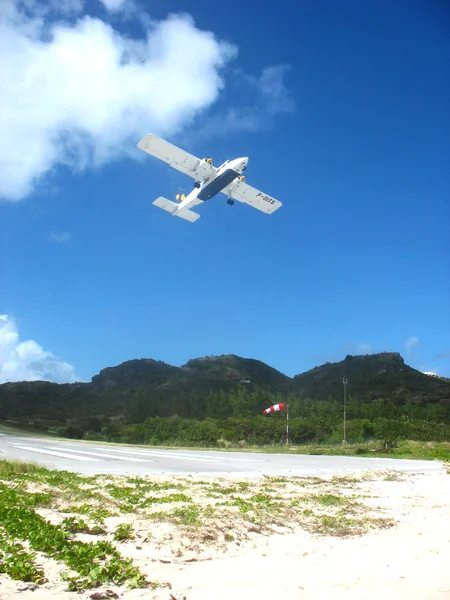 Piccolo aereo in decollo dall'aeroporto di St Barths — Foto Stock