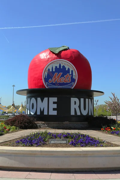 Der berühmte Shea Stadium home run apple auf dem mets plaza vor dem citi field — Stockfoto