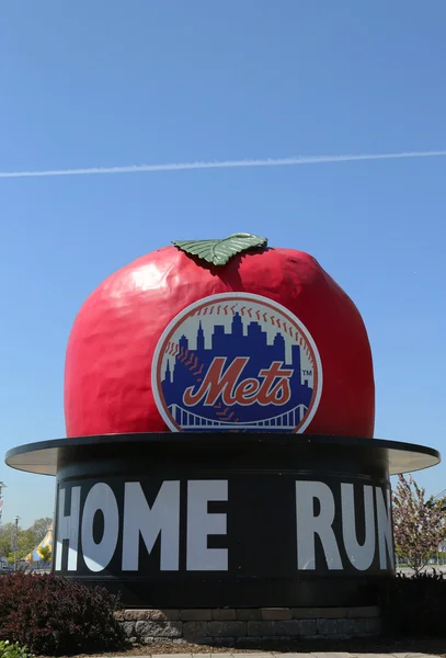 Der berühmte Shea Stadium home run apple auf dem mets plaza vor dem citi field — Stockfoto