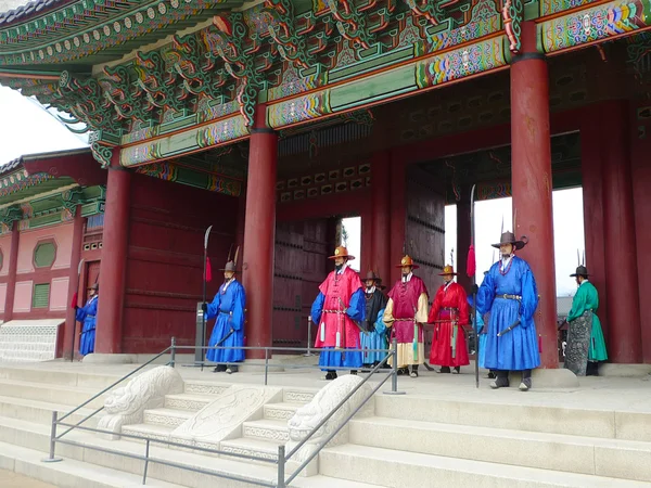 A cerimônia de mudança dos guardas no complexo do Palácio Gyeongbokgung em Seul, Coréia — Fotografia de Stock