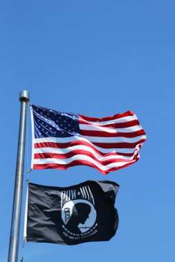 Amerikan ve pow mia bayrakları