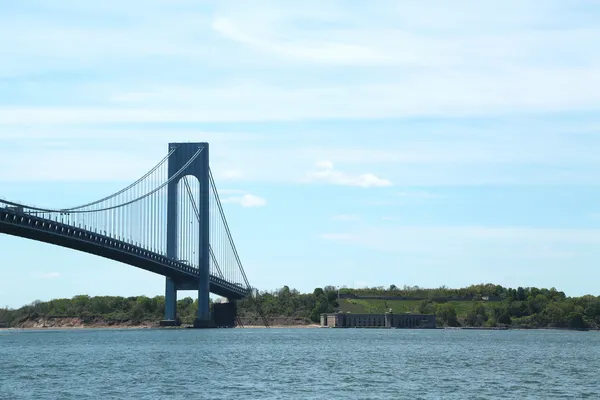 Verrazano bridge och fort wadsworth i new york — Stockfoto