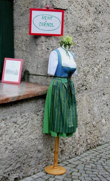 Dirndl do wynajęcia na Festiwal piłki salzburg w Austrii — Zdjęcie stockowe