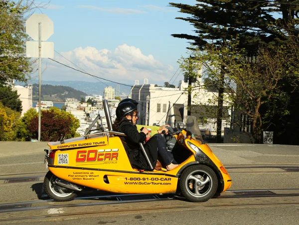 Touristen erkunden San Francisco auf gemietetem Gocar — Stockfoto