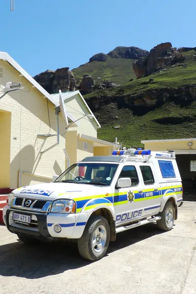 Carro de polícia no controle de fronteira Sani Pass entre a África do Sul e Lesoto — Fotografia de Stock