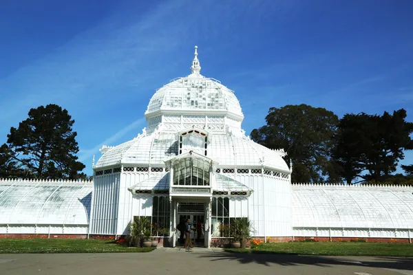 Konserwatorium kwiaty budynku w golden gate park w san francisco — Zdjęcie stockowe