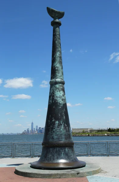 "Brooklyn recuerda "memorial del 11 de septiembre ubicado en el muelle 69 Street y con vistas al World Trade Center — Foto de Stock