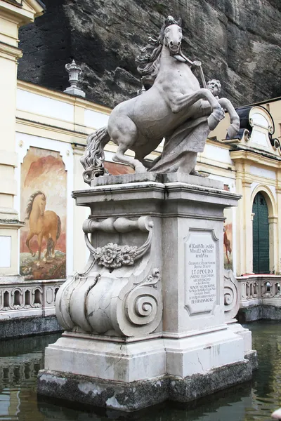 La estatua del domador de caballos en el pozo del caballo (Pferdeschwemme) en Salzburgo, Austria — Foto de Stock