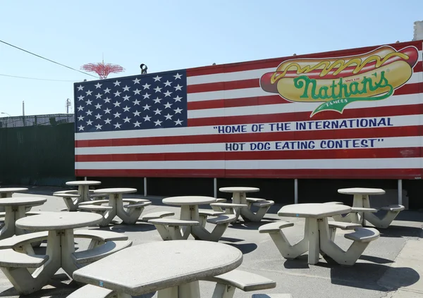 De nathan's hotdog eten wedstrijd website op coney island, new york — Stockfoto