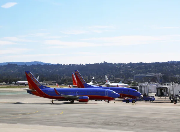 Flugzeuge aus dem Südwesten startbereit am Flughafen San Francisco — Stockfoto
