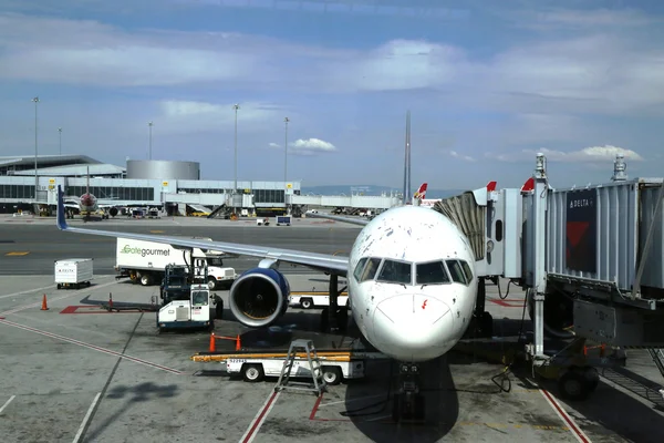 Delta vliegtuigen bij de gate in san francisco airport — Stockfoto