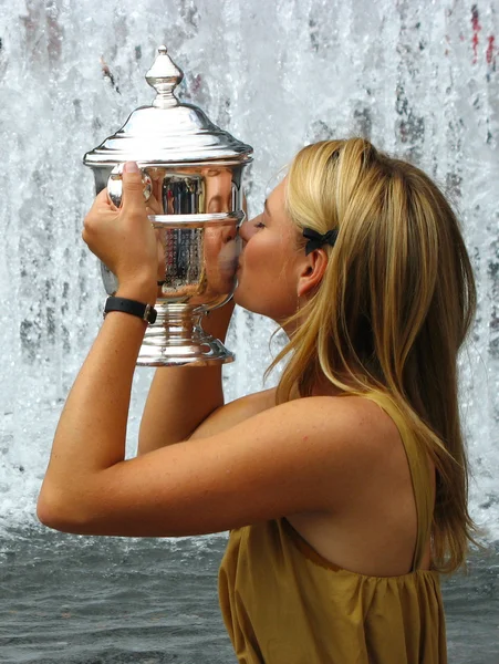 Чемпионка US Open 2006 Мария Шарапова целует US Open trophy после того, как выиграла финал женского одиночного разряда — стоковое фото