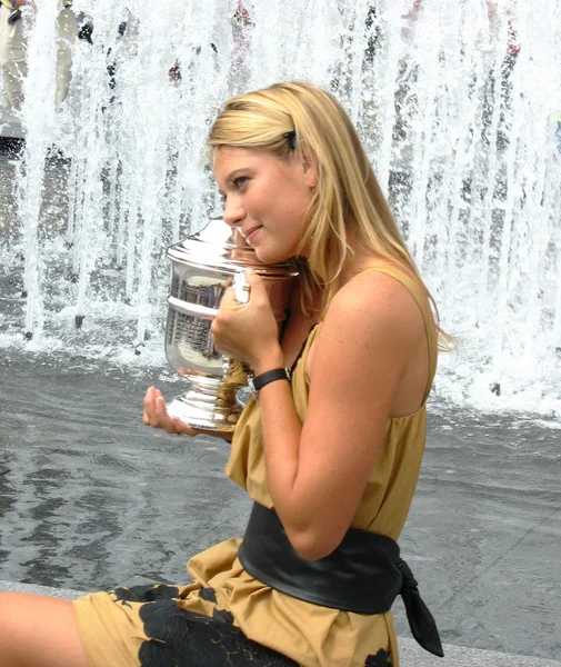 US Open 2006 campeão Maria Sharapova detém troféu US Open depois de sua vitória as senhoras singles final — Fotografia de Stock