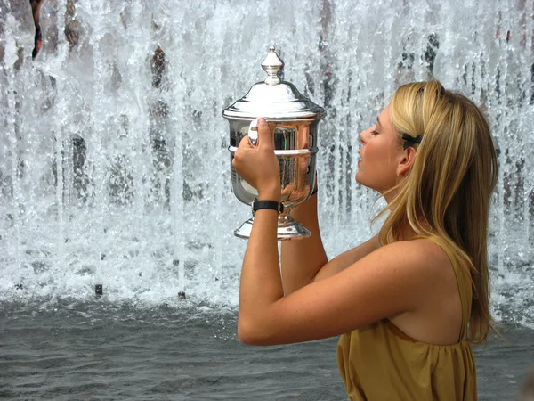 Nas otwarte 2006 mistrz maria sharapova trzyma nas otworzyć trofeum po jej zwycięstwo końcowe Single pań — Zdjęcie stockowe