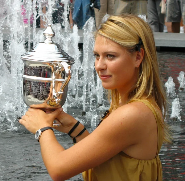 US Open 2006 campeão Maria Sharapova detém troféu US Open depois de sua vitória as senhoras singles final — Fotografia de Stock