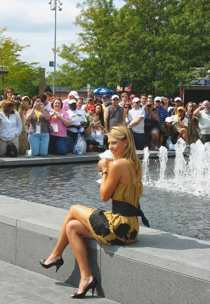 La campeona del Abierto de EE.UU. 2006 Maria Sharapova tiene trofeo del Abierto de EE.UU. en el frente de la multitud después de que ella gane la final de solteros femeninos —  Fotos de Stock