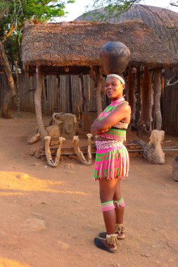 Zulu kadın geleneksel kapatır shakaland zulu Köyü, Güney Afrika