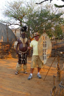 zulu Şef turist shakaland zulu Köyü, Güney Afrika ile poz