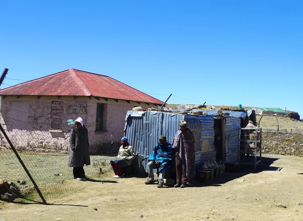 Niet-geïdentificeerde familie op sani doorgeeft, lesotho op hoogte van 2 874m — Stockfoto