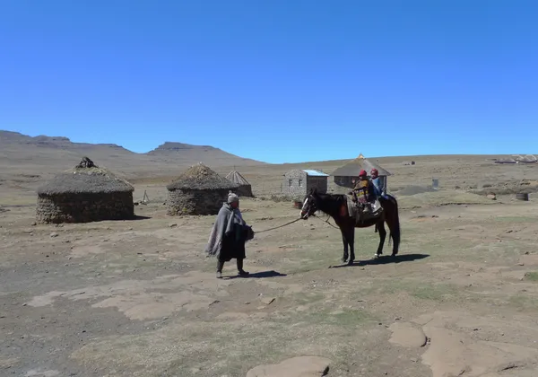 Familia no identificada en Sani Pass, Lesotho a una altitud de 2 874 m — Foto de Stock